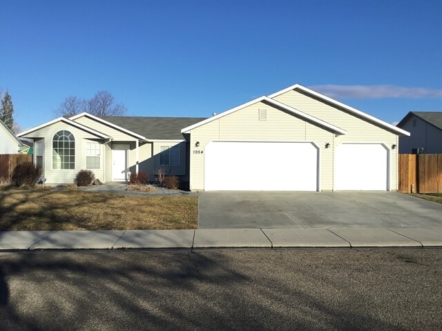 1954 N Duck Hawk Ave in Kuna, ID - Building Photo