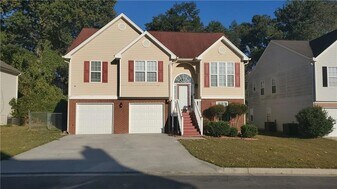5450 Twin Lakes Dr in College Park, GA - Building Photo