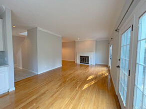 28 Home Pl in Greenwich, CT - Foto de edificio - Building Photo
