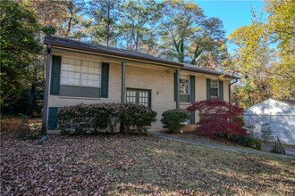 2652 Rolling View Dr in Smyrna, GA - Foto de edificio - Building Photo