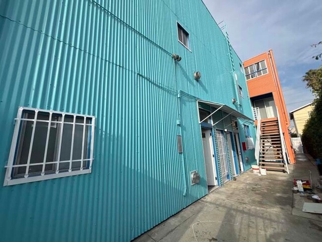 915 Broadway St in Los Angeles, CA - Building Photo - Building Photo