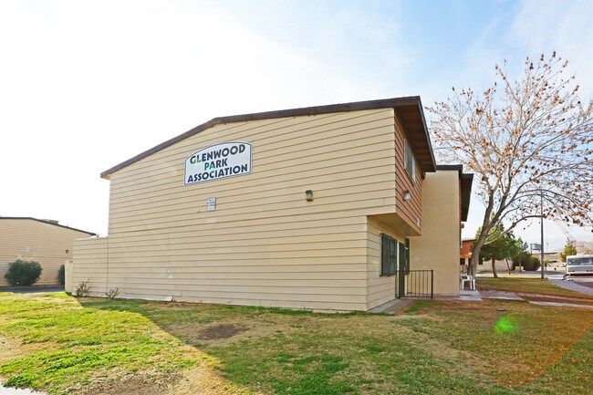 Glenwood Park Townhouses in North Las Vegas, NV - Foto de edificio - Building Photo