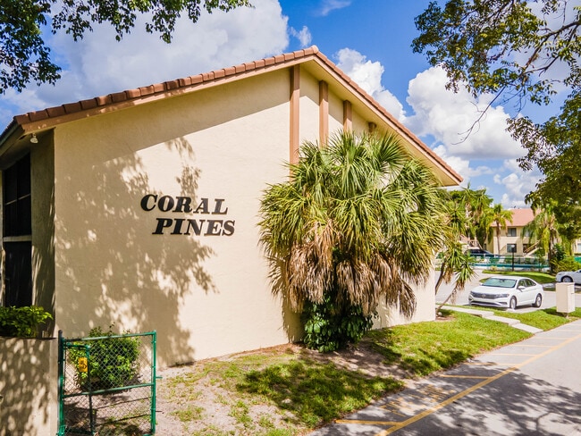 Coral Pine Villas in Coral Springs, FL - Foto de edificio - Building Photo