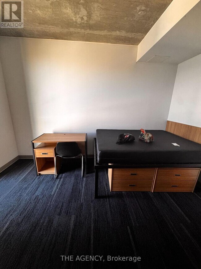 253 College St in Toronto, ON - Building Photo - Building Photo