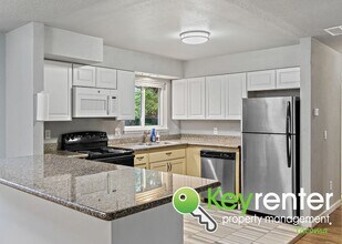 1825 S Woodlawn St in Tacoma, WA - Building Photo - Building Photo