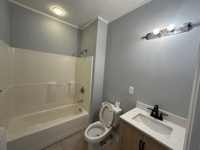 11 Town Hill St, Unit 2 in Quincy, MA - Foto de edificio - Building Photo