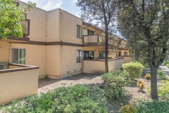 Oxford Gardens in Fremont, CA - Foto de edificio - Building Photo