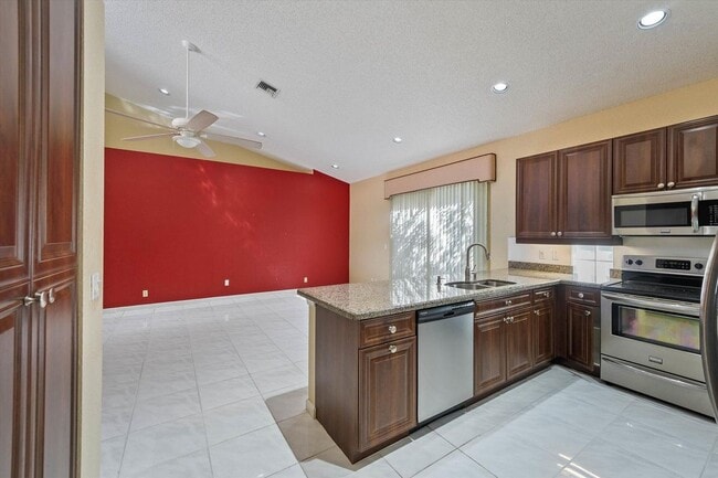10860 Fairmont Village Dr in Wellington, FL - Building Photo - Building Photo