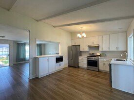 6440 Oakridge Rd in San Diego, CA - Building Photo