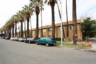 129-151 Guinida Ave in Anaheim, CA - Foto de edificio - Building Photo