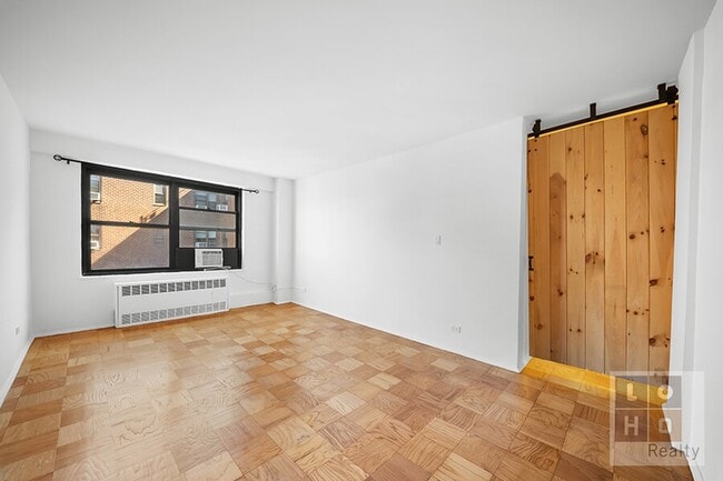 268 E Broadway, Unit B1905 in New York, NY - Building Photo - Building Photo