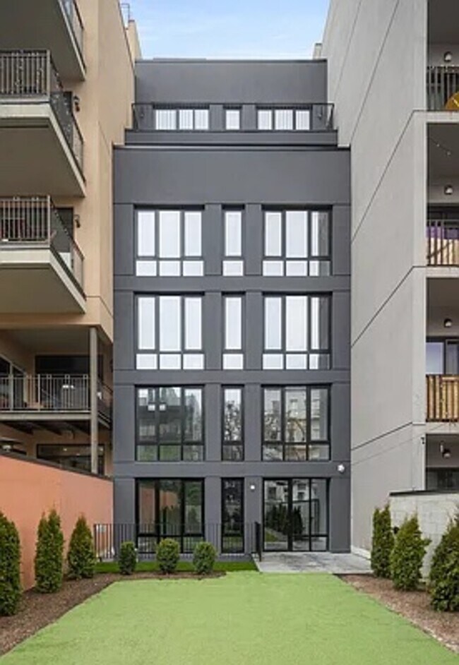 28 E 13th St-Unit -13-2.1309953 in New York, NY - Building Photo - Building Photo