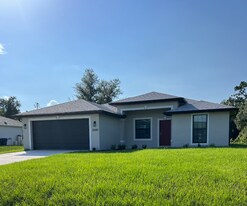 2560 Trico Rd in North Port, FL - Building Photo