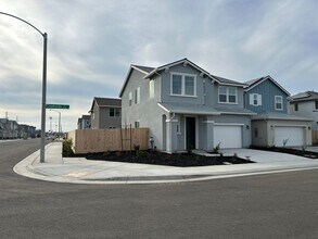 3009 N Creekside St in Visalia, CA - Building Photo - Building Photo