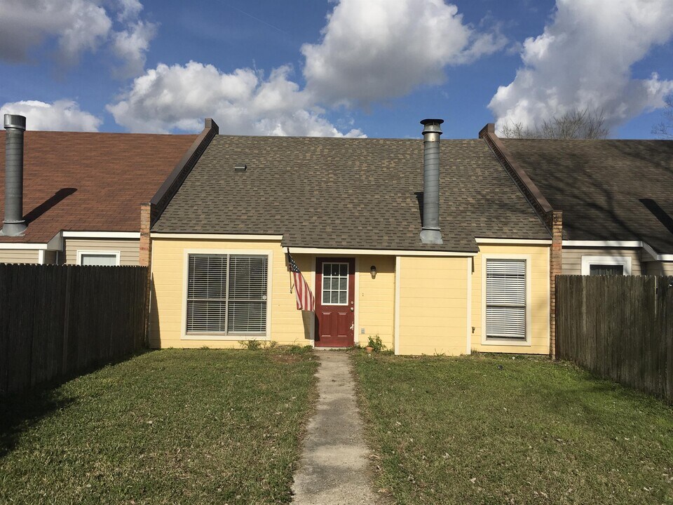 8734 Pecan Tree Dr in Baton Rouge, LA - Building Photo