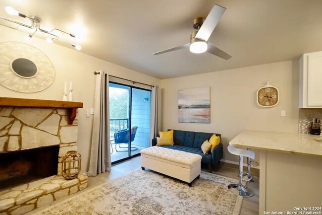 1559 Parkview Dr, Unit 5C in Canyon Lake, TX - Foto de edificio - Building Photo