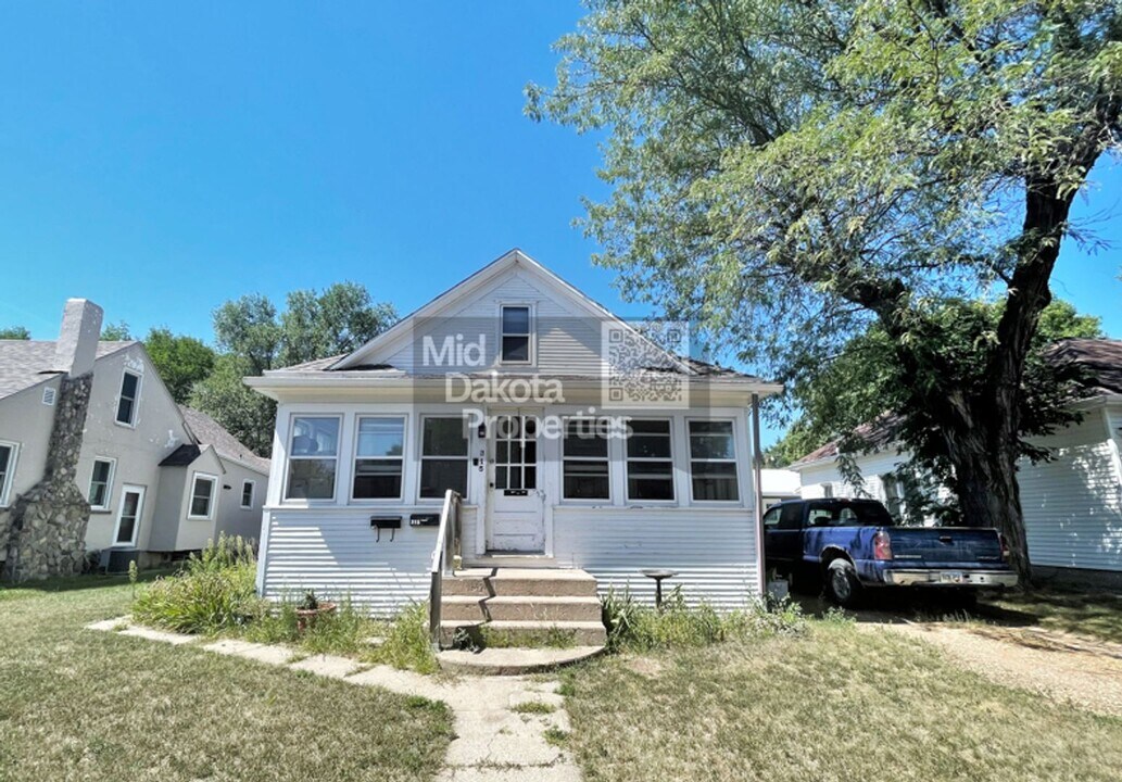 315 S Minnesota St in Mitchell, SD - Building Photo