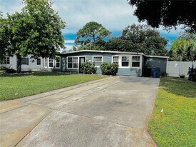 6710 Kingswood Dr N in St. Petersburg, FL - Building Photo