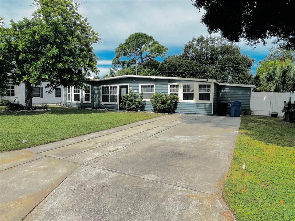 6710 Kingswood Dr N in St. Petersburg, FL - Building Photo