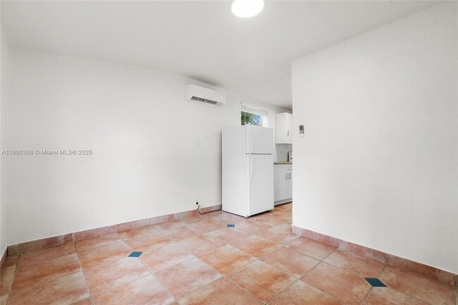 2385 SW 17th St, Unit A in Miami, FL - Foto de edificio - Building Photo