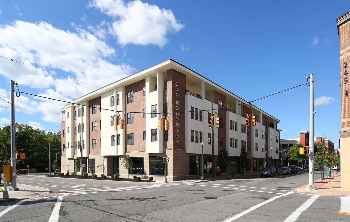 242 Broadway in Schenectady, NY - Foto de edificio