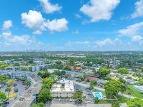 1720 NW 37th St in Oakland Park, FL - Foto de edificio - Building Photo