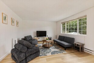 15704 Ash Way in Lynnwood, WA - Building Photo