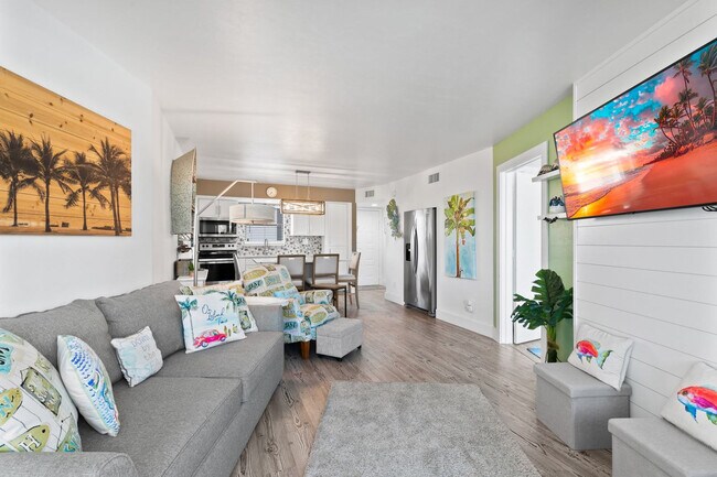 1011 Anglers Cove in Marco Island, FL - Foto de edificio - Building Photo