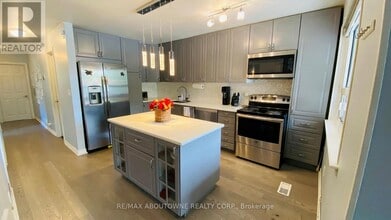 1601 Sandgate Crescent in Mississauga, ON - Building Photo - Building Photo