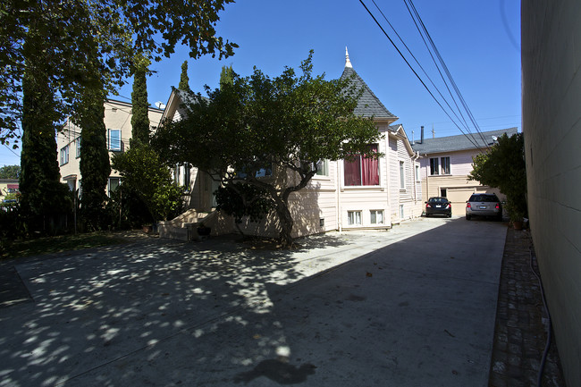 123 S Claremont St in San Mateo, CA - Foto de edificio - Building Photo