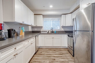 1252 W 37th Dr, Unit Room A in Los Angeles, CA - Foto de edificio - Building Photo