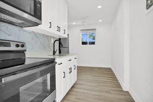 210 Beacom Blvd in Miami, FL - Building Photo