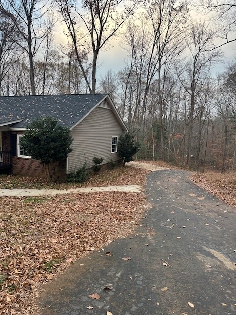 105 Cherokee Trl in Mount Holly, NC - Building Photo - Building Photo