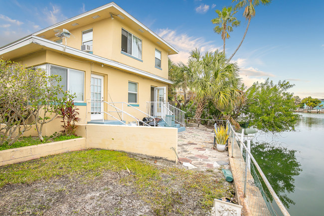 11295 Gulf Blvd in Treasure Island, FL - Building Photo - Building Photo