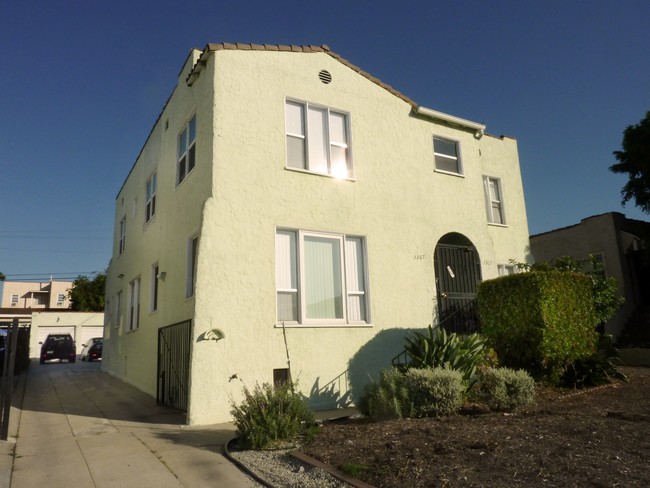 1365 Keniston Ave in Los Angeles, CA - Foto de edificio - Building Photo