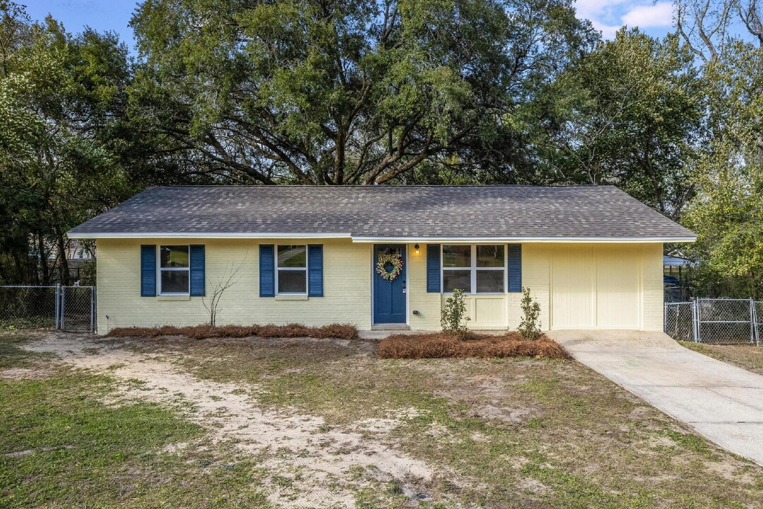 506 Forrest Ct in Crestview, FL - Foto de edificio