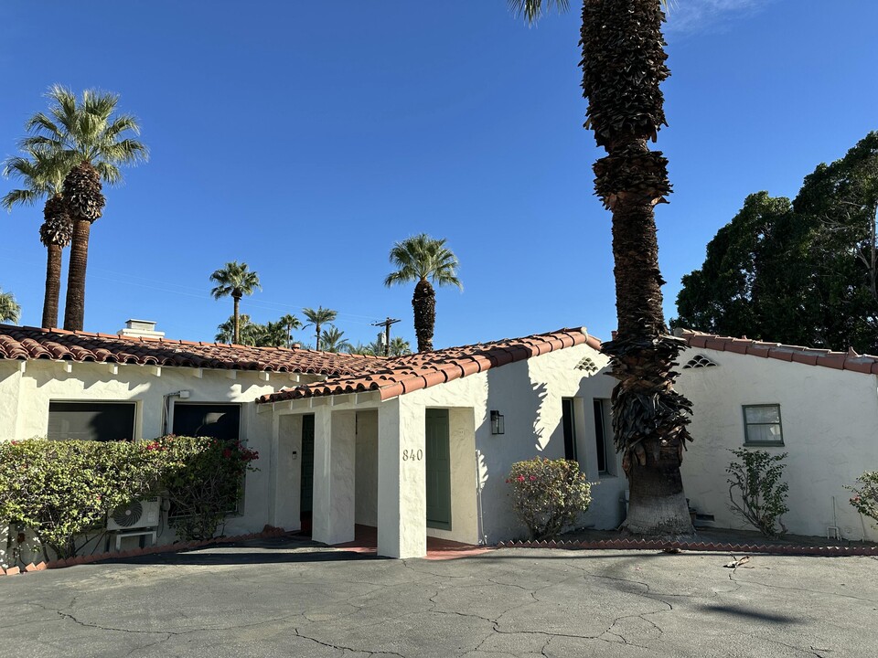 840 Indian Canyon Dr in Palm Springs, CA - Foto de edificio