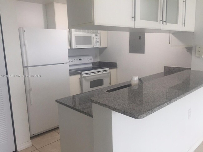 275 NE 18th St, Unit 2103 in Miami, FL - Building Photo - Building Photo