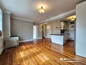 548 W Surf St, Unit 2 in Chicago, IL - Foto de edificio - Building Photo