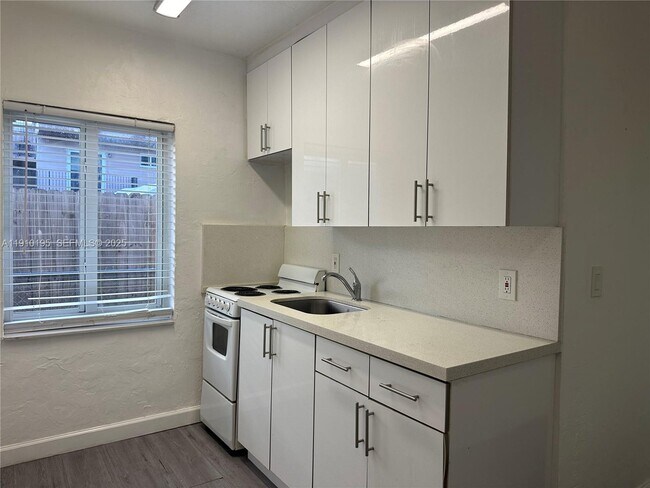 2001 NW Flagler Terrace in Miami, FL - Foto de edificio - Building Photo