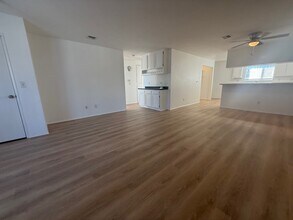 17178 Chatsworth St, Unit 4 in Granada Hills, CA - Foto de edificio - Building Photo