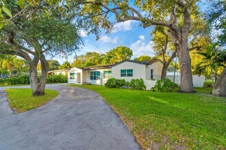 695 NE 160th St in Miami, FL - Building Photo - Building Photo
