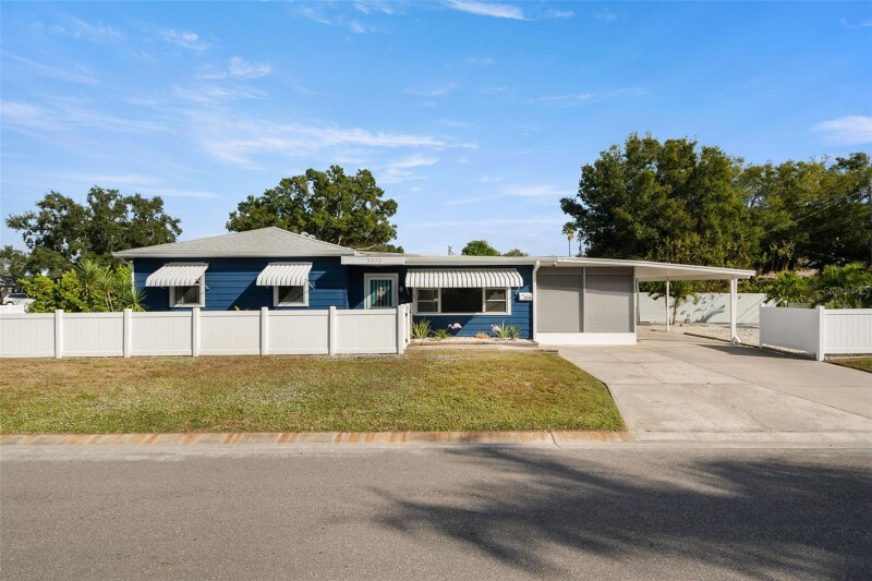 5555 13th St N in St. Petersburg, FL - Foto de edificio