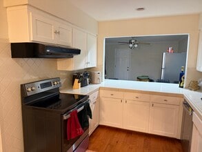 6121 Westholme Way in Sacramento, CA - Building Photo - Building Photo