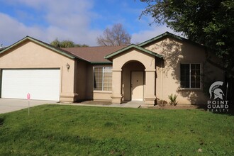 647 W Nevada St in Kingsburg, CA - Building Photo - Building Photo