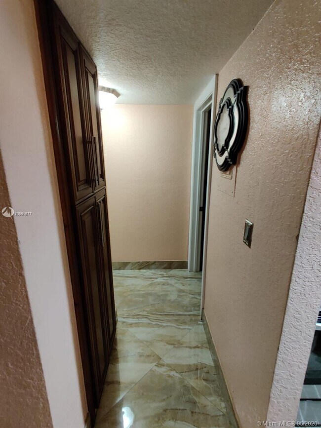 9487 SW 76th St-Unit -M5 in Miami, FL - Foto de edificio - Building Photo