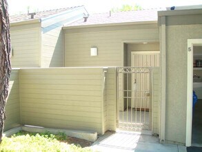 15790 Midwood Dr in Los Angeles, CA - Foto de edificio - Building Photo