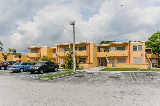 Rainbow Village in Miami, FL - Foto de edificio - Building Photo