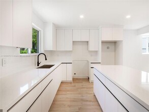 2039 NE 172nd St in North Miami Beach, FL - Building Photo - Building Photo