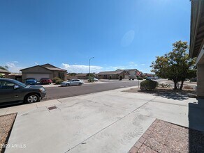 5794 W Golden Ln in Glendale, AZ - Foto de edificio - Building Photo
